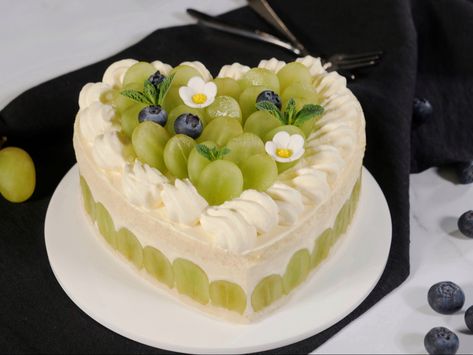 This grape cake is a perfect way to celebrate this summer. Follow this step-by-step how to and make this twist on the classic Japanese shortcake. Made with light and airy sponge cake with luxurious yogurt whipped cream and beautiful fresh grapes, you can easily eat the whole cake without realising… Enjoy! Anniversary Treats, Yogurt Whipped Cream, Grape Cake, Grape Dessert, Kiwi Cake, Whipped Yogurt, Cake Recipes At Home, Green Desserts, Whole Cake