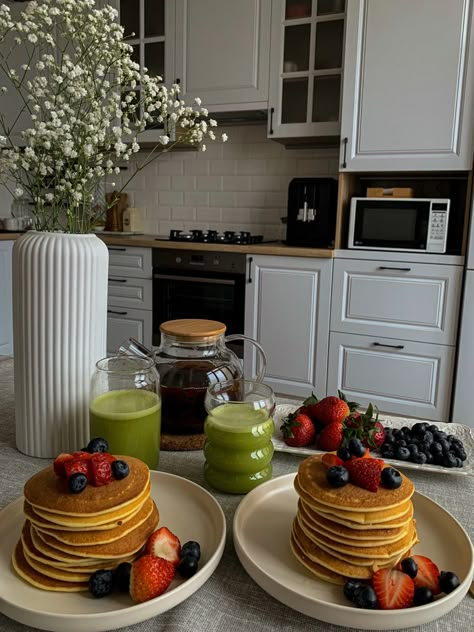 Small Breakfast Aesthetic, Breakfast For Dinner Aesthetic, Breakfast Ideas Healthy Aesthetic, Home Breakfast Aesthetic, Breakfast Vibes, Good Morning Wallpaper Aesthetic, Aesthetic Pancakes, Aesthetic Healthy Food Pictures, Aesthetic Breakfast Pictures