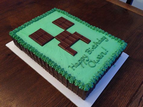 Minecraft creeper cake using Hershey bars for creeper face and cake sides. Diy Minecraft Cake, Minecraft Creeper Cake, Creeper Cake, Diy Minecraft Birthday Party, Minecraft Party Decorations, Minecraft Birthday Cake, Easy Minecraft Cake, Cake Diy, Creeper Minecraft