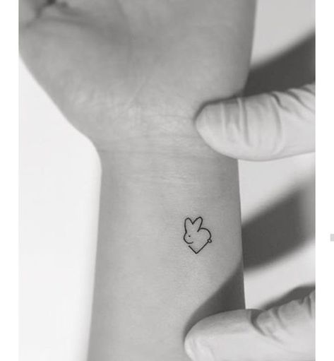 Bunny Ears Tattoo, Tiny Bunny Tattoo, Tattoo Rabbit, Hase Tattoos, Nose Tattoo, Stunning Tattoos, Minimal Tattoo Design, Clover Tattoos, Bunny Tattoos