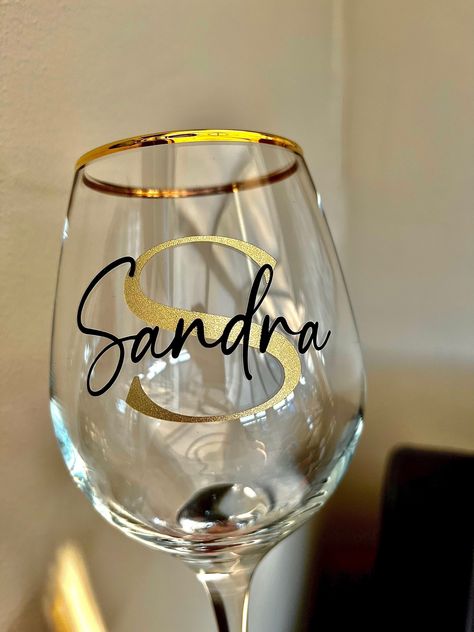 Wine Glass Personalized Name, Wine Glass With Name, Personalized Wine Glasses Birthday, Personalized Wine Glasses With Name, Wine Glass Cricut, Wine Glass Gift Ideas, Name Wine Glasses, Personalized Wine Glasses Diy, Rhinestone Wine Glasses