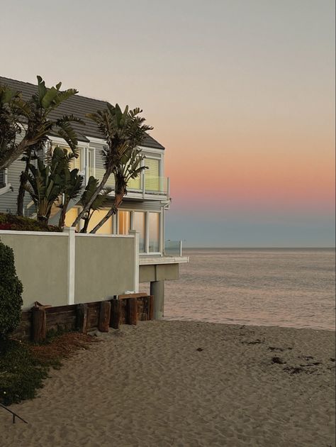 House On The Beach, Houses By The Beach, Malibu House, Beach House Aesthetic, Beach Mansion, Summer Beach House, Malibu Beach House, Dream Beach Houses, Malibu Beaches