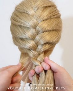 How to braid for beginners step by step, full talk through! Check it out! French Braid Your Own Hair, Braid Step By Step, Braided Summer Hairstyles, How To French Braid, Hair Braid Videos, Peinados Fáciles Para Cabello Corto, Braided Hairstyles Updo, Braided Hairstyles For Wedding, Natural Hair Braids