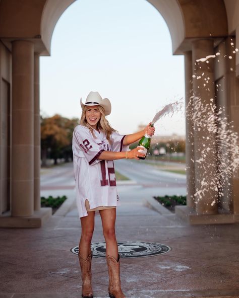 Senior Pictures Outfits College, Graduation Pictures Outfits College, College Ring Pictures, Aggie Senior Pictures Texas A&m, College Announcement Ideas Senior Pictures, College Graduation Pictures Texas A&m, Ou Senior Pictures, College Grad Outfits, Aggie Senior Pictures