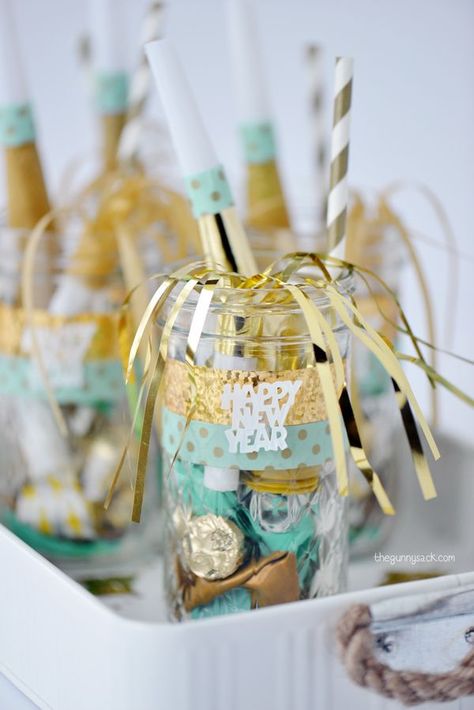 New Year's Eve mason jars make great party favors for your New Year's Eve Party! Silvester Diy, New Years Eve Day, Party Blowers, New Year's Eve Celebrations, New Year's Crafts, Nye Party, Mason Jar Gifts, Silvester Party, Festa Party