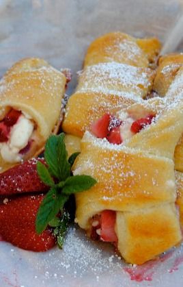 Strawberry Cream Cheese Crescent Rolls Strawberry Cream Cheese Croissants, Cresant Rolls, Holidays Desserts, Crescent Roll Recipes Dessert, Pilsbury Recipes, Crossant Recipes, Crescent Roll Dessert, Cream Cheese Crescent Rolls, Breakfast Fruit