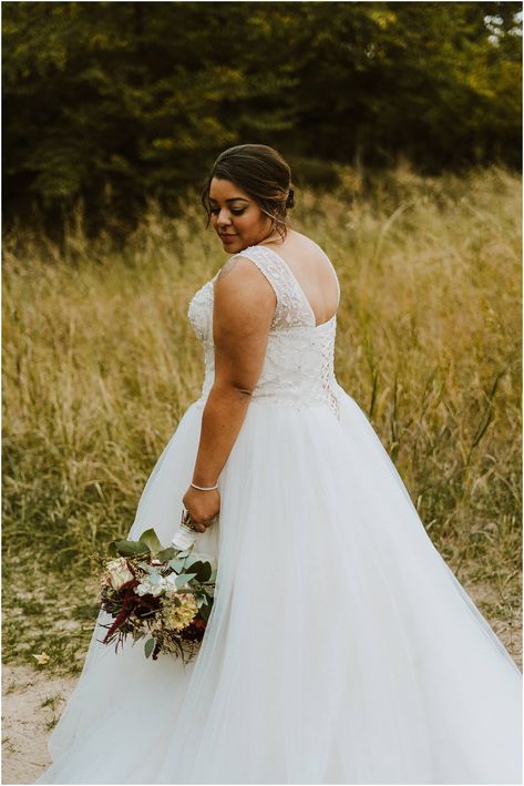 Wedding Photo Ideas For Plus Size Bride, Plus Size Bridal Portraits Poses, Wedding Photos For Plus Size Brides, Wedding Poses For Plus Size Brides, Plus Size Wedding Photo Ideas, Wedding Photography Plus Size Bride, Wedding Photo Ideas Plus Size Bride, Plus Size Wedding Photography, Plus Size Bride Photography