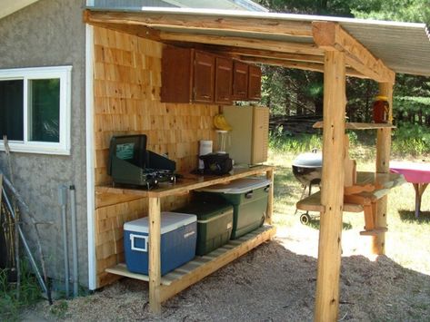 outdoor kitchen 2000 Sq Ft House, Outdoor Camping Kitchen, Canning Kitchen, Rustic Outdoor Kitchens, Tiny House Blog, Outdoor Sinks, Door Kitchen, Outdoor Oven, Kitchen Outdoor