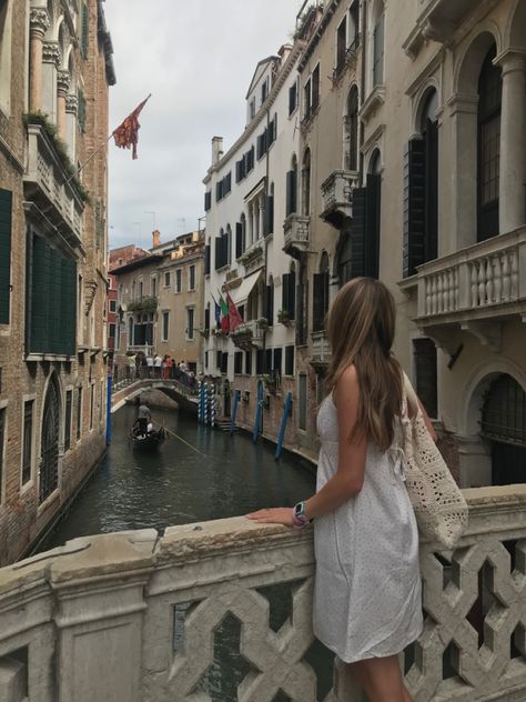 travel travelling venice venezia italy aesthetic holidays inspo basic fashion inspo coquette Venice Picture Ideas, Venecia Aesthetic, Venice Italy Aesthetic, Venice Aesthetic, Europe Outfits Summer, Vacay Pics, Greece Cruise, Grad Trip, Venezia Italy