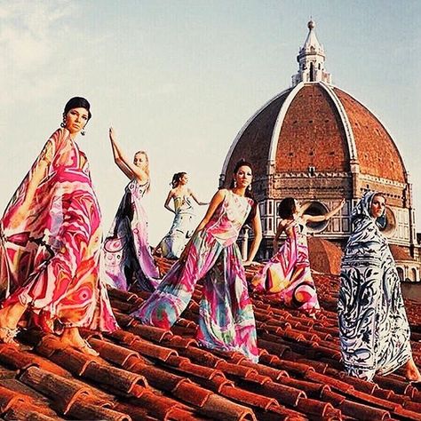 Emilio Pucci 1960s @emiliopucci designs on the roof of the Duomo in Florence  #firenze #duomo #pucci #florence #duomofirenze #vintagepucci #1960sfashion #1960sstyle  Via @retrofashionphotography Retro Fashion Photography, Taschen Books, Pucci Vintage, Fantasy Wardrobe, Janis Joplin, Famous Fashion, Matthew Williamson, Christian Lacroix, 60s Fashion