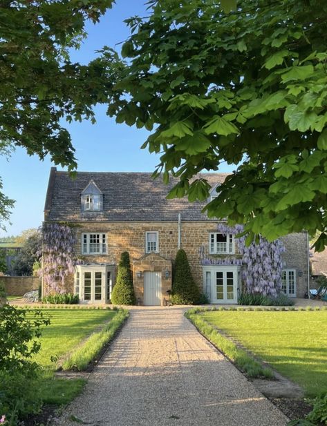 Sustainable Living Room, Cotswold House, English Country Cottages, Cotswolds Cottage, Soho Farmhouse, Countryside House, Living Room Decor Ideas, Soho House, The Cotswolds