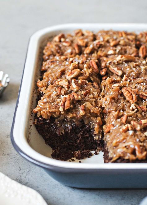 German Chocolate Snack Cake! It's the same classic chocolate cake you love, but with more of that decadent, gooey coconut-pecan topping. Plus, it's way easier to make because you don't have all those layers to deal with! Win! #cake #chocolate #chocolatecake #germanchocolatecake Butterscotch Custard, Turtle Cake Recipe, German Chocolate Sheet Cake, Chocolate Snack Cake, German Chocolate Cake Recipe, Pecan Frosting, Irish Recipes Traditional, Coconut Pecan Frosting, Turtle Cake