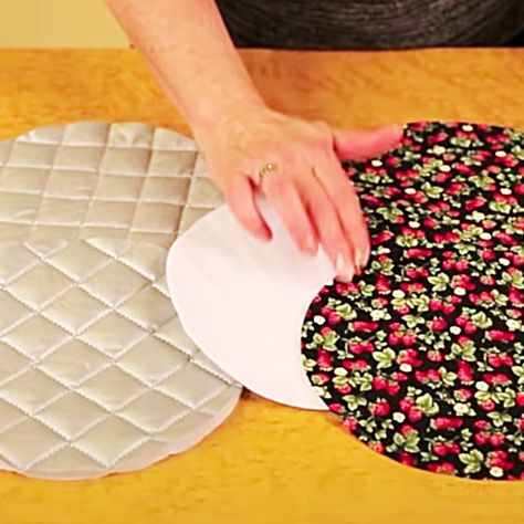 How To make A Round Potholder - Easy Sewing Ideas - Sew An Easy Pot Holder Easy Sewing Ideas, Homemade Potholders, Quilted Potholder Tutorial, Kitchen Towels Diy, Kitchen Towels Crafts, Christmas Crafts Sewing, Handmade Pot Holders, Quilted Potholders, Sewing Machine Projects