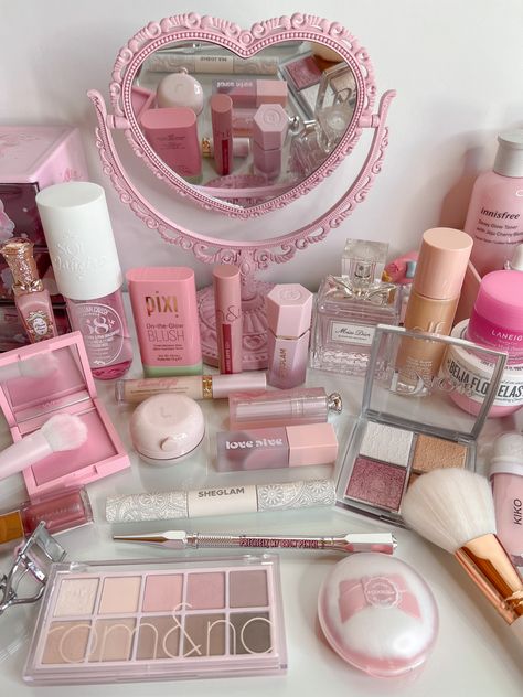 Penyimpanan Makeup, Alat Makeup, Pink Lifestyle, Heart Mirror, Fancy Makeup, Pretty Skin Care, Pink Girly Things, Pink Makeup, Makeup Items