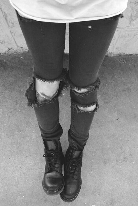 Estilo Converse, Ripped Jeans Black, Estilo Hipster, Ugg Boots Cheap, Grunge Accessories, Mode Grunge, Estilo Rock, Bohol, Grunge Look