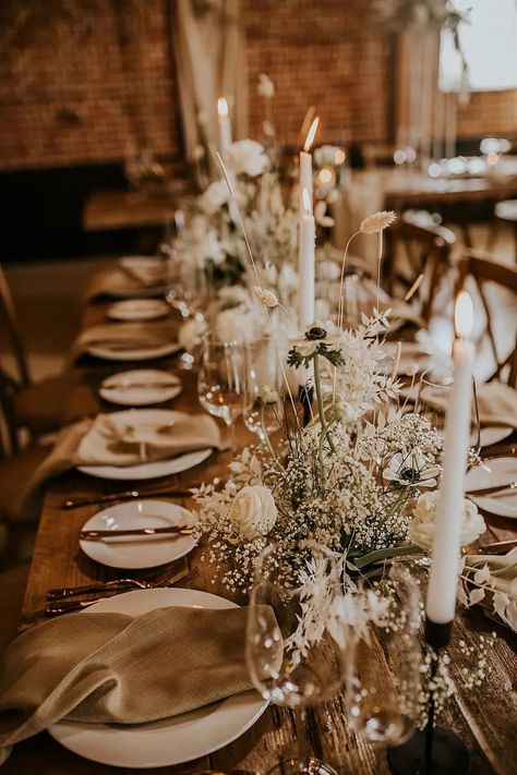 Classy Boho Wedding Decor, Country Modern Wedding Ideas, Rustic Boho Wedding Ideas, Farmtable Tablescape Wedding, Boho Vintage Wedding Decor, Scandi Wedding Decor, All White Boho Wedding, Boho Style Wedding Decoration, Rustic Modern Wedding Decor