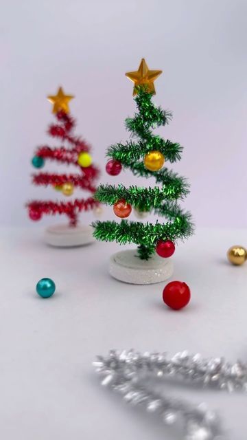 Cute Mini Christmas Tree Ideas, Christmas Mini Decor, Mini Christmas Crafts, Pipecleaner Christmas Trees, Christmas Tree Pipe Cleaner, Small Christmas Tree Diy, Christmas Crafts Diy Projects Simple, Mini Trees Christmas, Diy Small Christmas Tree