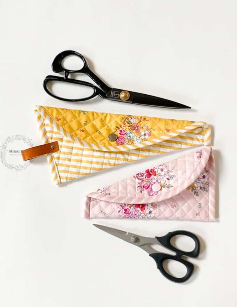 Scissors Storage, Scissor Case Pattern, Pouch Template, Zip Pouch Tutorial, Sewing Illustration, Diy Stationary, Patchwork Inspiration, Sewing Case, Scissor Case