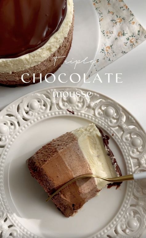 Triple Chocolate Mousse, Triple Chocolate Mousse Cake, Chocolate Mousse Cake Recipe, Bolo Red Velvet, Mousse Cake Recipe, Chocolate Mousse Recipe, Chocolate Mousse Cake, Layered Cake, Mousse Recipes