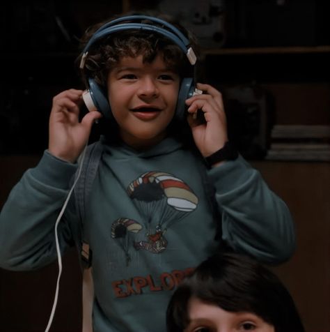 Icons Stranger Things, Dustin Henderson, Hitting Rock Bottom, Stranger Things Dustin, Stranger Things Steve, Stranger Things Art, Stranger Things Characters, Stranger Things Funny, Fictional Crushes