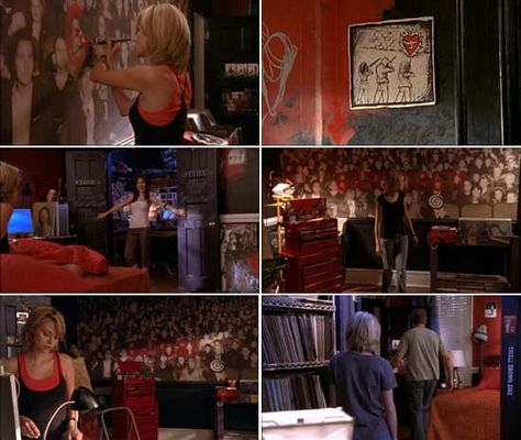 Wishing I had Peyton Sawyer's room.... Peyton Sawyer Bedroom Aesthetic, One Tree Hill Bedroom, Peyton Sawyer Bedroom, Peyton Sawyer Room, Bachelorette Apartment, Dorm Room Decorating, Music Bedroom, Girl Apartment, Red Bedroom