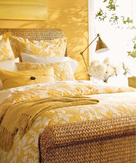 A Rainbow of Monochromatic Colors: 20 Décor One-Color Wonders Simple Bed Designs, Beachy Bedroom, Yellow Cottage, Yellow Bedding, Yellow Room, Yellow Decor, Dekorasi Kamar Tidur, Yellow Bedroom, Simple Bed