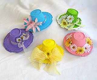 Mother's Day craft: Styrofoam cup bonnets to decorate your table....or to top your wrapped gift. Spring Bonnet, Moldes Para Baby Shower, Small Hats, Paper Hats, Styrofoam Cups, Easter Hats, 3d Quilling, Leprechaun Hats, Spring Hats