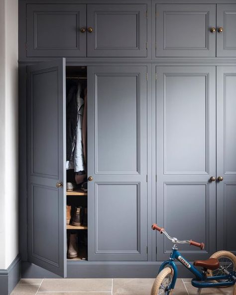 Hill Farm Furniture on Instagram: "Happy Thursday 🤍 exciting morning ahead with @twobearsstudio.uk 📷 . . . #hillfarmbootrooms #storageideas #bootroominspo #bootroomdesign #darkleadcolour #bootroomsofinstagram #bespokefurniture" Wardrobe Design Ideas, Fitted Wardrobes Bedroom, Mudroom Remodel, Vastu House, Bedroom Built In Wardrobe, Entryway Closet, Fitted Bedrooms, Mudroom Design, Fitted Wardrobes