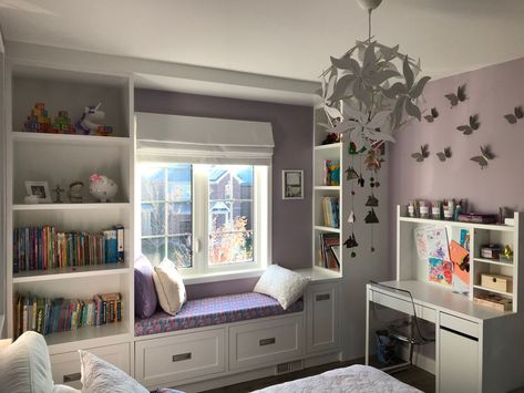 One Window Room Ideas, Small Bay Window Bedroom, Shelves Around Window Bedrooms, Bedroom Layout Big Room, Curtine Design, 2 Window Bedroom Ideas, Window Seating In Bedroom, Window Seat Bedroom, Window Seat Ideas