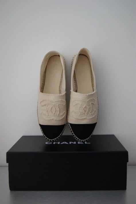 CHANEL ESPADRILLES Channel Espadrilles, Chanel Flat Shoes, Tas Chanel, Chelsea Dress, Dress Room, Chanel Espadrilles, Fashion Shoes Flats, Minimal Classic, Chic Shoes