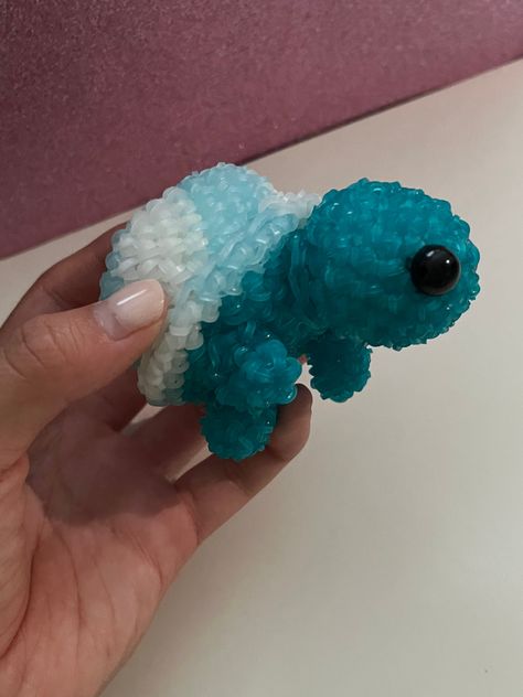 Rainbow Loom Loomigurumi Turtle Rainbow Loom Crochet, Rainbow Loom Animals Tutorials, Rainbow Loom Ideas, Rainbow Loom Disney, Loomband Ideas, Rainbow Loom Loomigurumi, Rainbow Loom Characters, Rainbow Loom Animals, Loom Animals