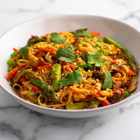 Quick Veggie Pad Thai by Ree Drummond Veggie Pad Thai Recipe, Comfort Foods Healthy, Southern Comfort Foods, Veggie Pad Thai, Shakes Healthy, Healthy School Snacks, Pad Thai Noodles, Asparagus Beans, Pad Thai Recipe