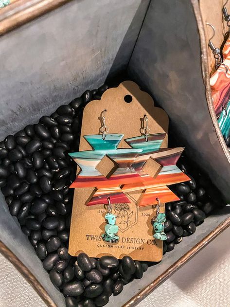 Warm and cool colored serape pattern with complimenting turquoise stones. Western Wedding Gifts, Aztec Earrings, Aztec Fashion, Polymer Clay Diy, Cute Clay, Aztec Designs, Polymer Clay Art, Diy Clay, Polymer Clay Crafts