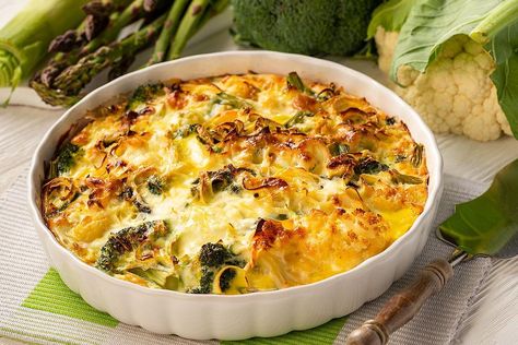 This Easy Broccoli, Asparagus & Cauliflower Gratin Recipe Is What to Serve With That Easter Ham | Side Dishes | 30Seconds Food Asparagus Casserole Recipes, Asparagus Casserole, Cauliflower Casserole Recipes, Vegetable Casserole Recipes, Broccoli Cheese Casserole, Cauliflower Gratin, Cheddar Cheese Sauce, Cauliflower Recipe, Cauliflower Casserole