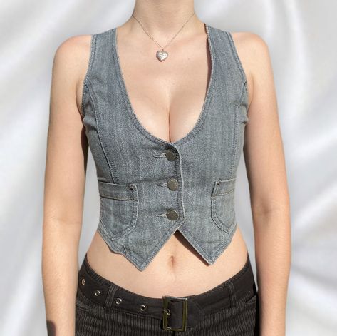 Y2K 2000s Mini Light Wash Denim Waistcoat / Vest With Pockets #y2k #y2kfashion #2000s #2000sfashion #vest #depop Y2k Vest Top, Waist Coat Top For Women, Woman’s Waistcoat, Jean Vest Pattern, Vest As A Top, Diy Vest Top, Diy Waistcoat, Denim Vest Diy, Denim Waistcoat Outfit