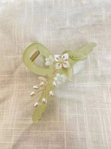 Unique Claw Clips, Green Claw Clip, Cute Claw Clips, Flower Claw Clip, Kawaii Hair Clips, Simple Dress Casual, Claw Clip Hair, Hair Acessories, Hair Tie Accessories