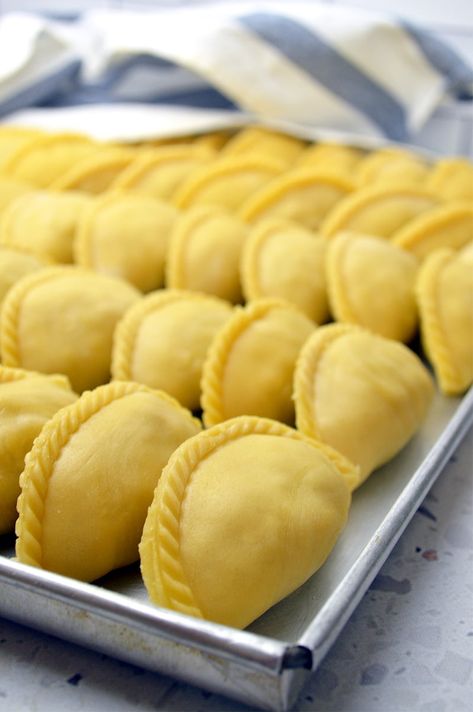 Curry Bread, Curry Puff Recipe, Malaysian Curry, Malaysian Dessert, Humble Pie, Japanese Curry, Pastry Tart, Malaysian Food, Sweet And Salty