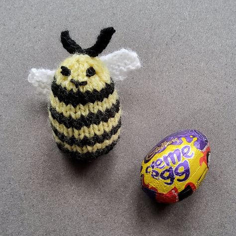 Marianna's Lazy Daisy Days: BEE Creme Egg Covers Knitted Easter Crafts, Creme Egg, Chunky Knitting Patterns, Chunky Knitting, Easter Crochet, Baby Blanket Crochet Pattern, Dk Yarn, Diy Knitting, Free Knitting Pattern