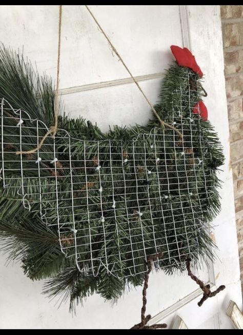 Chicken Wreath, Rooster Wreath, Chicken Wire Crafts, Horse Wreaths, Entrance Gate, Chicken Crafts, Easy Christmas Wreaths, Diy Christmas Wreaths, Door Entrance