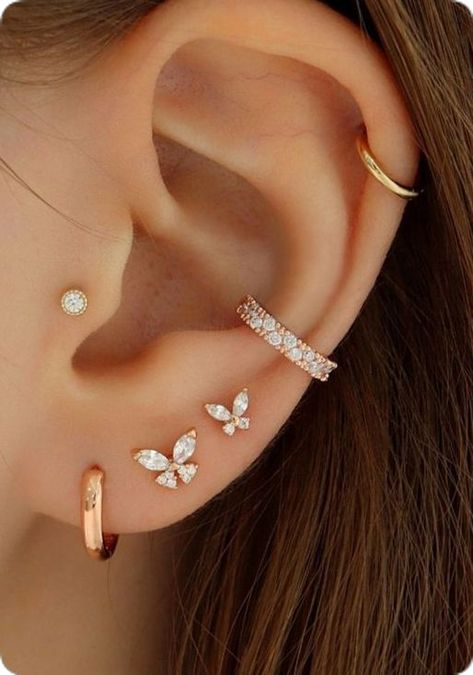 Side Piercing Ear, Oorpiercings Ideas, Pearsings Ear Ideas, Carolina Rose, Aesthetic Piercings, Minimalist Ear Piercings, Earring Stacks, Industrial Piercing Jewelry, Ear Piercing Studs