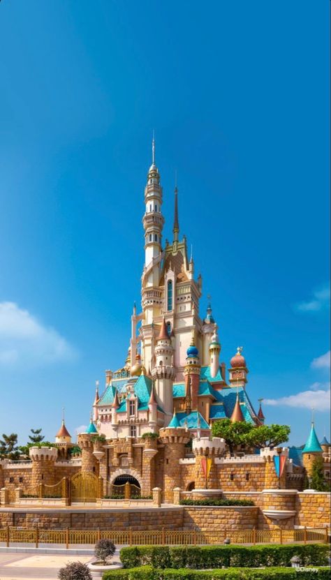 Hong Kong Disneyland Castle, Hk Disneyland, Disney Around The World, Traveling Through Europe, Post Backgrounds, Disney Hong Kong, Disneyland Guide, Disney Backgrounds, Kong Art