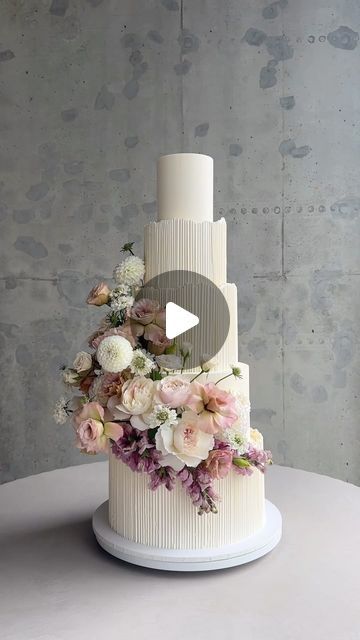 Modern 4 Tier Wedding Cake, Wedding Cake Tutorial Videos, Mini Tiered Cakes, Wedding Cake Champetre, Wedding Cake Trends For 2024, Two Tier Cake Designs, Five Tier Wedding Cake, Wedding Cake Original, Vase Cake