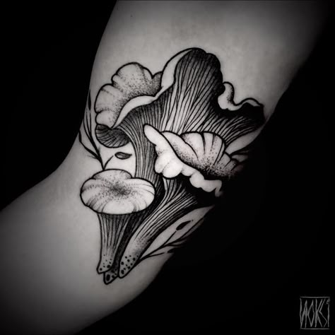 Noksi Tattoo — Chanterelle mushrooms for Sarah from Washington... Mushroom Tattoo Ideas, Chanterelle Mushrooms, Mushroom Tattoo, Beginner Tattoos, Food Tattoos, Kunst Tattoos, Mushroom Tattoos, Handpoke Tattoo, Facial Tattoos