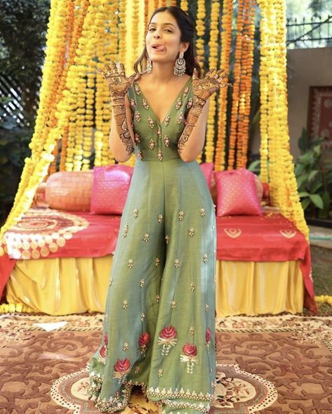 Mehendi Kurti Outfit, Haldi Ceremony Outfit Jumpsuit, Mehendi Outfit Inspo For Bride, Bride Mehendi Outfit Ideas, Haldi Function Outfit Ideas, Indo Western Haldi Outfit, Bride Mehendi Outfit, Haldi Outfit Bride, Outfits For Mehendi Function