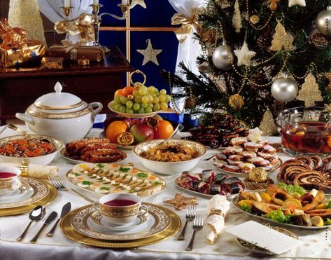 As in other parts of Eastern Europe, Polish Christmas is celebrated with a family feast on Christmas Eve. The whole family sits down to dinner together in Poland. Traditionally, 12 symbolic dishes are served in honor of the 12 apostles. Christmas has historically been a time for fortune-telling and superstition. Now Polish families may observe these old beliefs for fun and to remember past Christmases. Polish Cookies, Historical Christmas, Polish Traditions, Mango Avocado Salsa, Polish Christmas, Christmas Eve Dinner, Family Feast, World Party, Christmas D