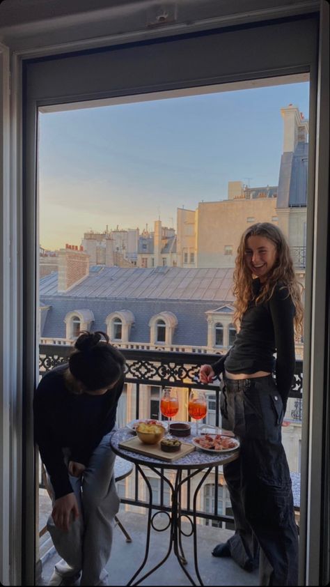 @emilystrihagen College In Europe Aesthetic, Paris Study Abroad, City Rats, Speaking French, Paris Tips, Tips For Running, European Aesthetic, Sustainable Brands, Parisian Lifestyle