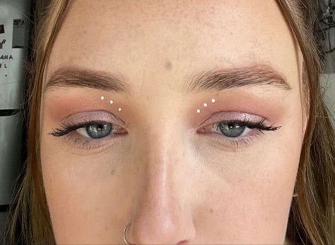 Eye Makeup White Dots, Makeup Dots Eye, Eyeliner Dots Style, Four White Dots Makeup, Dots Around Eyes Makeup, Makeup With White Dots, Pearl Makeup Simple, White Eyeliner Festival Makeup, White Eyeliner Pencil Looks