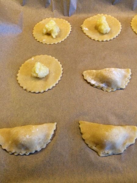 Pineapple Turnovers Recipe, Pineapple Filling Recipe, Individual Pie, Cream Cheese Puffs, Pineapple Filling, Pie Crust Cookies, Honduran Recipes, Pineapple Cookies, Crescent Cookies