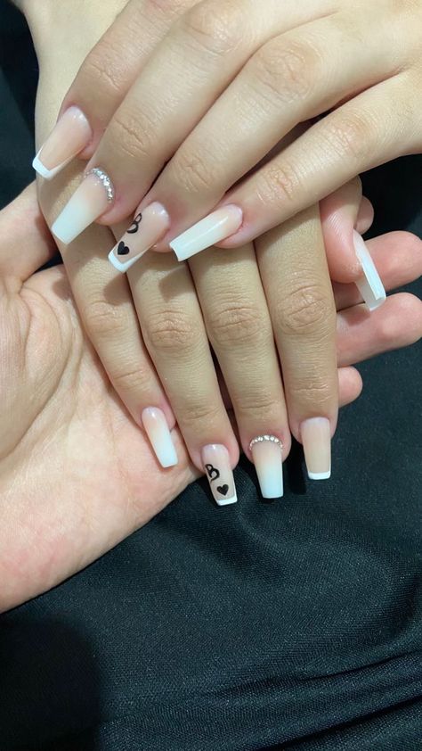 Ombré Nails With Initial, Acrylic Nails W Initials, Boyfriend Letter On Nails, Nails With L Letter, Nails Design With Letter, Acrylic Nail Designs Boyfriend Initial, Nails With O Initial, Green Nails With Initial, Letter Acrylic Nails