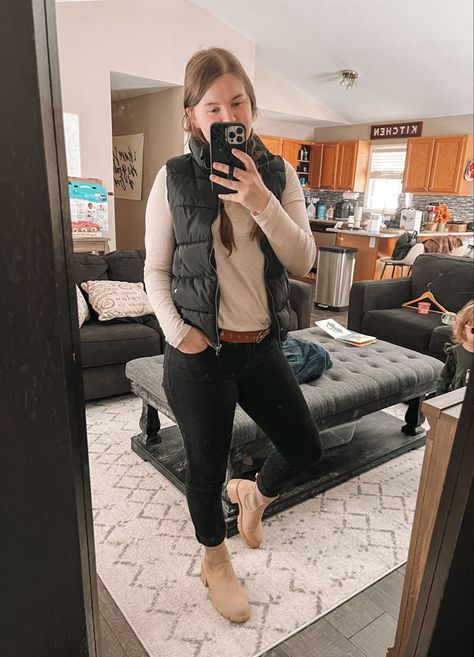 Office Outfits With Chelsea Boots, Black Jeans Chelsea Boots Outfit, Chelsea Chunky Boots Outfit, Tan Chelsea Boots Outfit, Tan Ankle Boots Outfit, Outfits Puffer Vest, Puffer Vest Long, Outfits With Ankle Boots, Brown Chelsea Boots Outfit